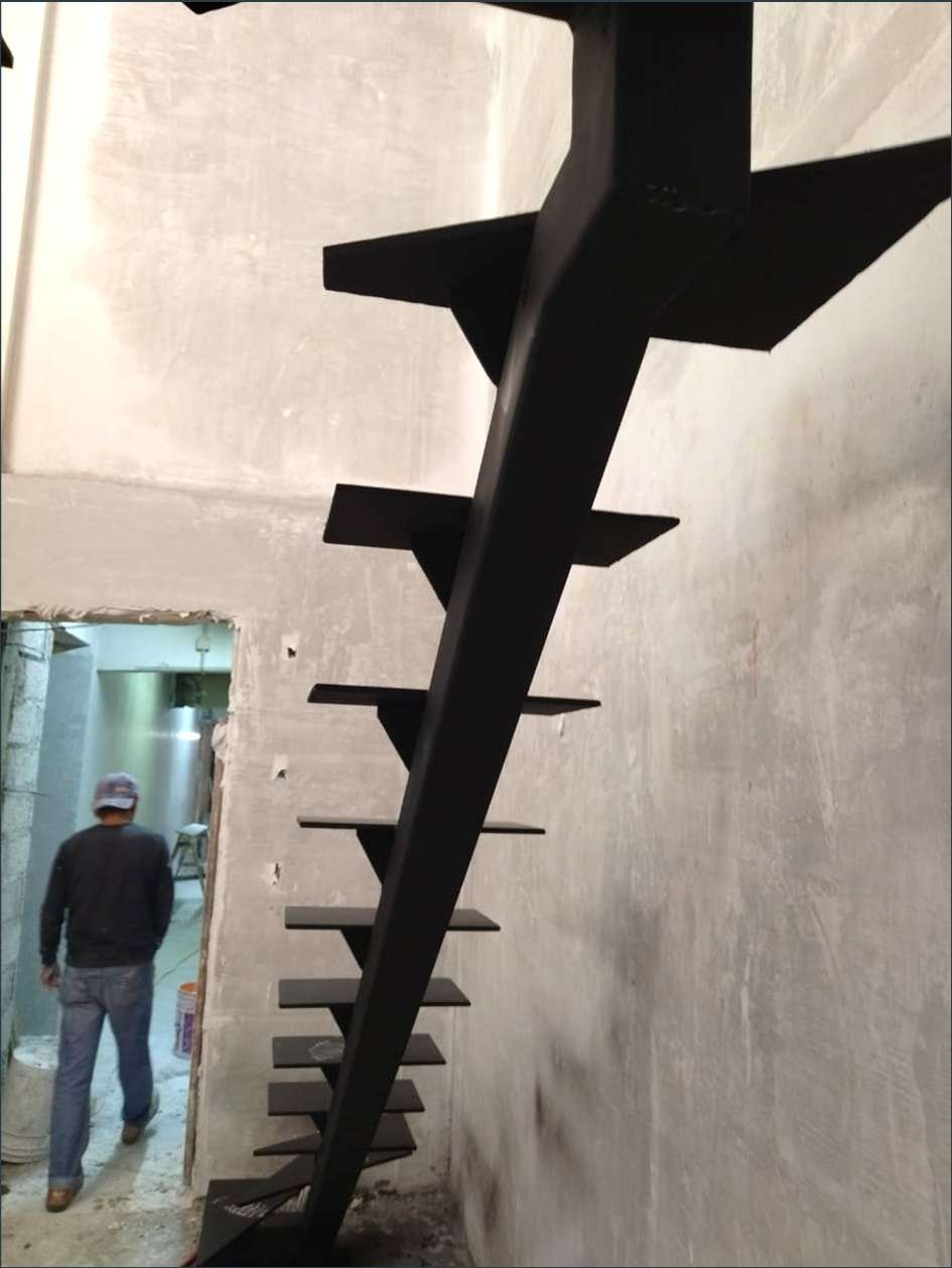 Escalera metálica en proceso de instalación