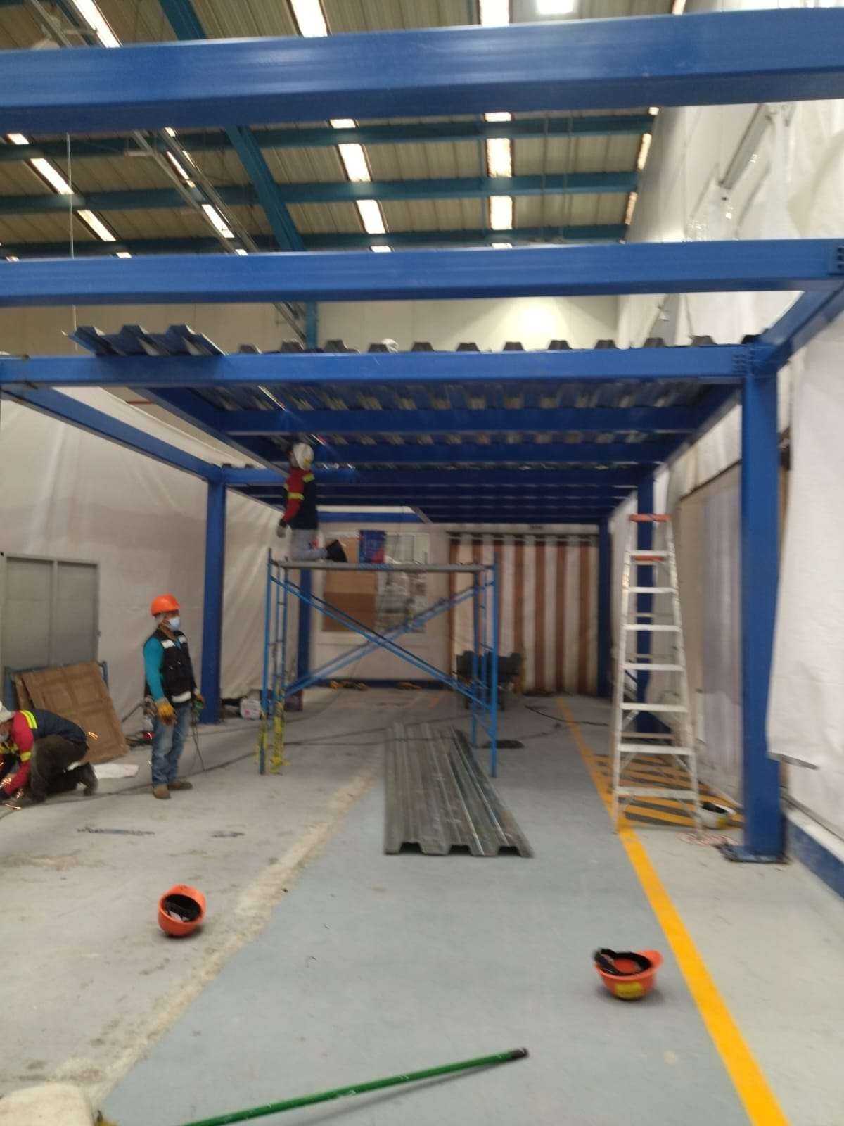 Estructura de acero azul instalada en un espacio interior