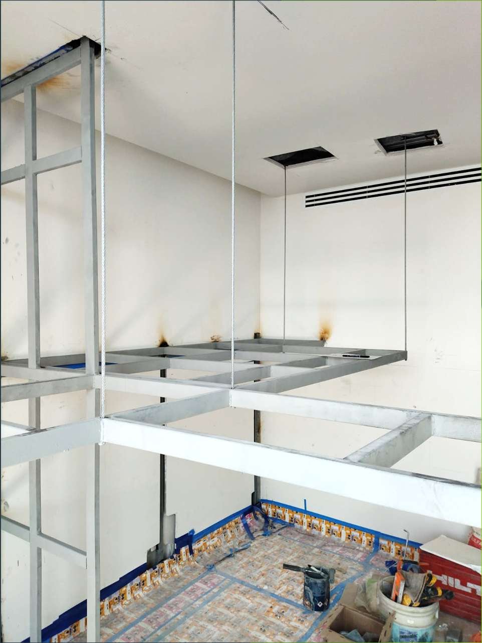 Estructura de acero blanca para un espacio interior