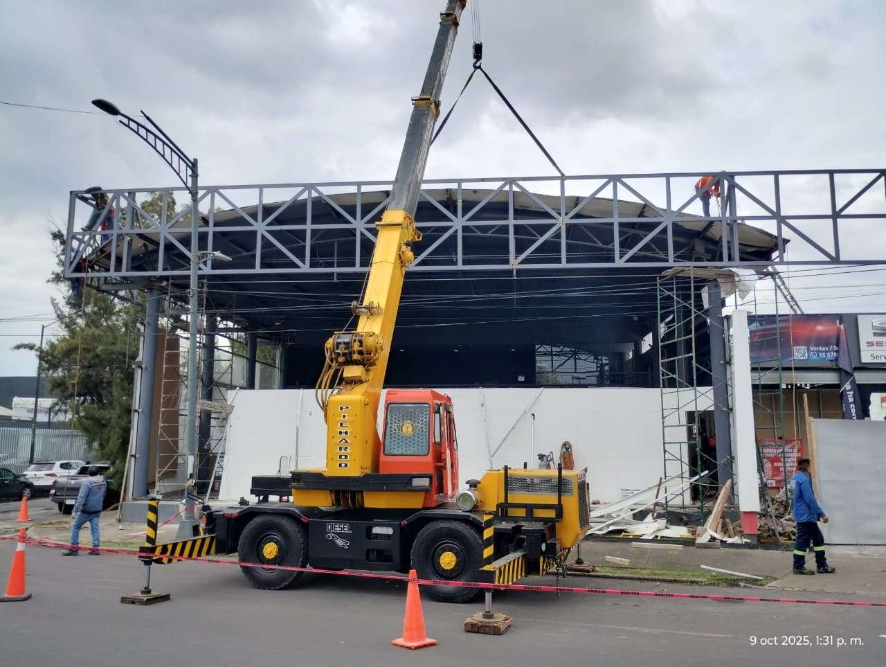 Montaje de estructura metálica con apoyo de grúa